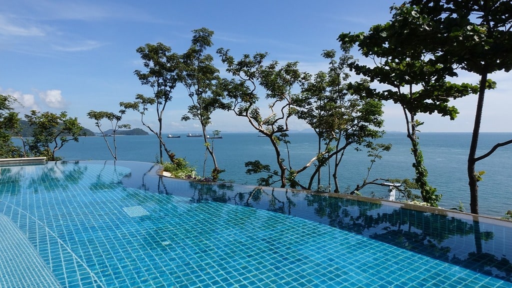 Pourquoi poser du faux gazon autour d'une piscine ?